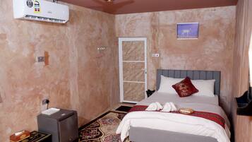 Chambre, 1 trĂšs grand lit | Vue de la chambre