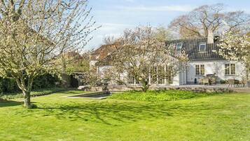 House, 5 Bedrooms, Smoking, Garden View | Exterior