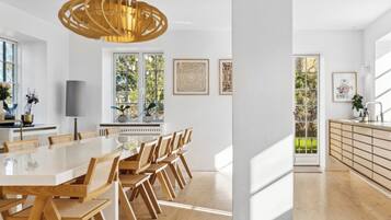 House, 5 Bedrooms, Smoking, Garden View | Dining room