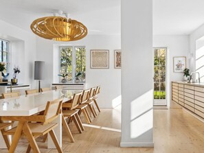 House, 5 Bedrooms, Smoking, Garden View | Dining room
