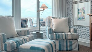 Una habitación con vista al cielo, una lámpara y muebles a rayas.