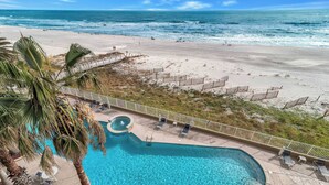Una piscina con vista a la playa y al océano.