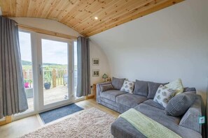 TV, video games, DVD player, offices - The Galloway Steading-The Hedgehogs Hideout Family cabin with Hot Tub (Glenluce)