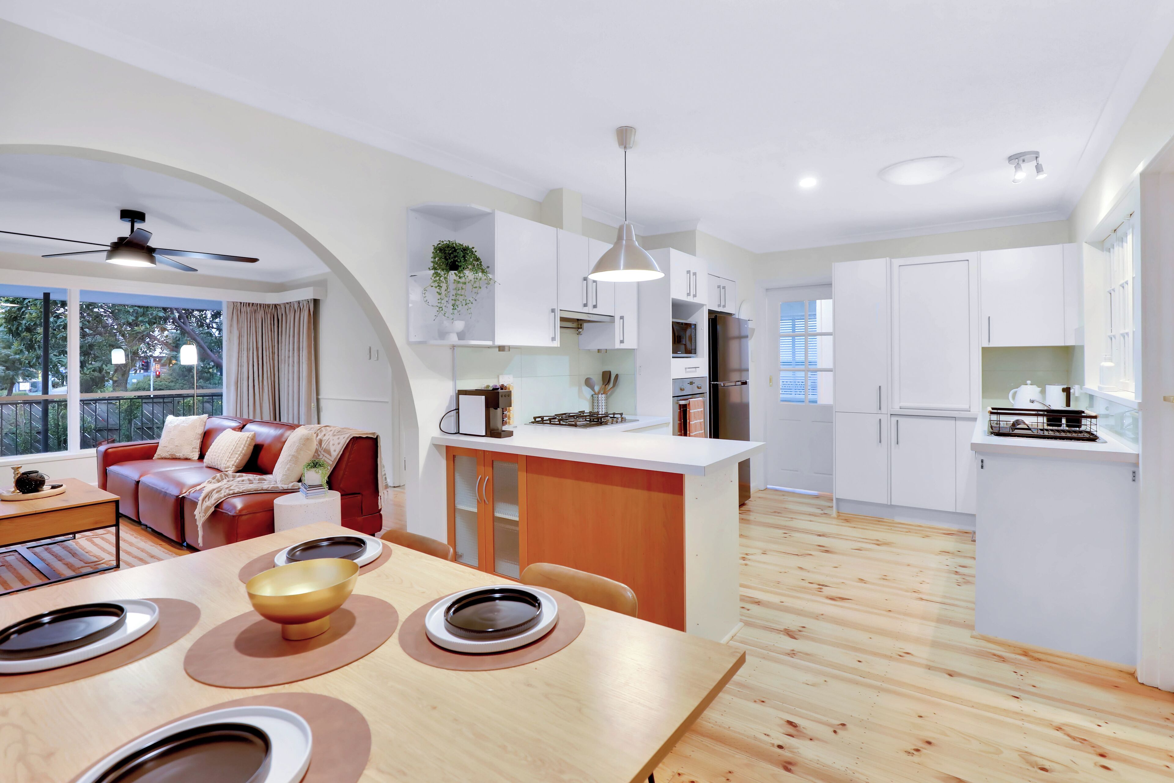 冷蔵庫、電子レンジ、オーブン、コンロ