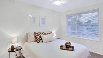 3 habitaciones, tabla de planchar con plancha y ropa de cama