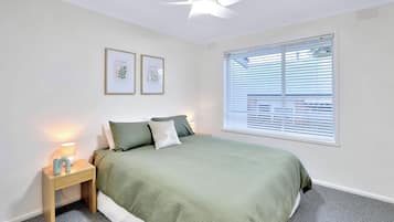 3 bedrooms, iron/ironing board, bed sheets