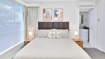 3 habitaciones, tabla de planchar con plancha y ropa de cama
