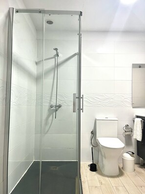 Hårføner, håndklær, såpe og toalettpapir
