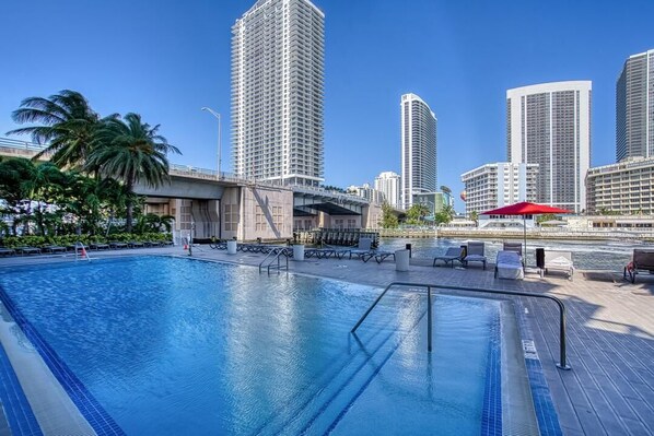 Pool - Charming beachfront studio (Hallandale Beach)