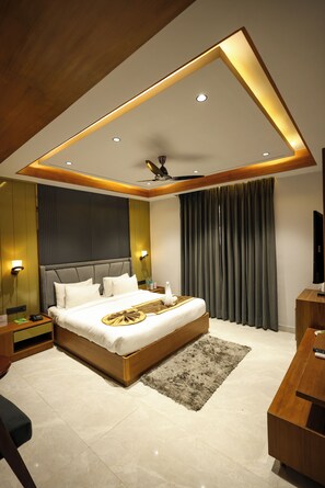 套房 | 迷你吧、办公桌、免费 WiFi、床单