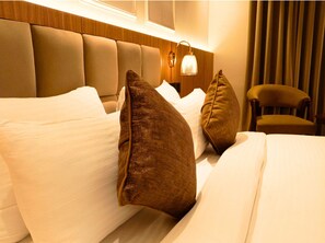 Deluxe tweepersoonskamer | Een minibar, een bureau, gratis wifi, beddengoed