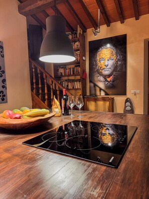 Jääkaappi, uuni, liesi, kahvin-/teenkeitin