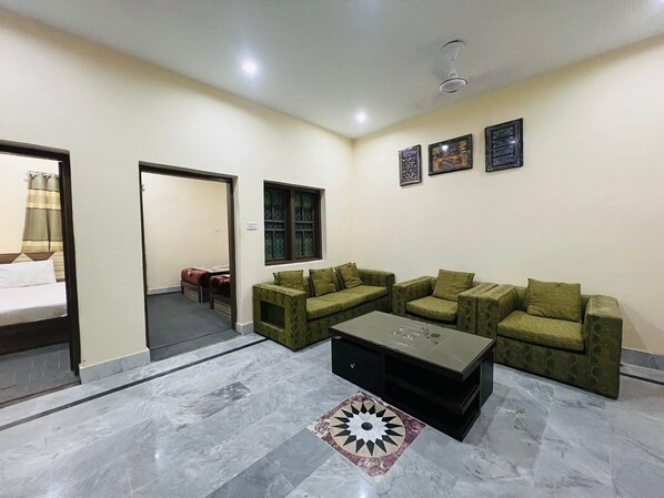 Triple Room | Living area - Chandi Hotel and Apartments (Peshawar)