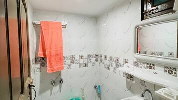 Habitación Grand | Baño | Pantuflas, toallas, jabón, papel de baño