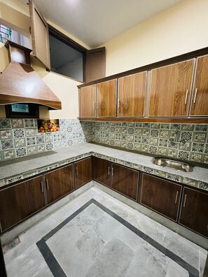 Grand Room | Private kitchen - Chandi Hotel and Apartments (Peshawar)