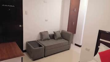 Habitación doble Deluxe | Área de sala de estar | Televisión de pantalla plana