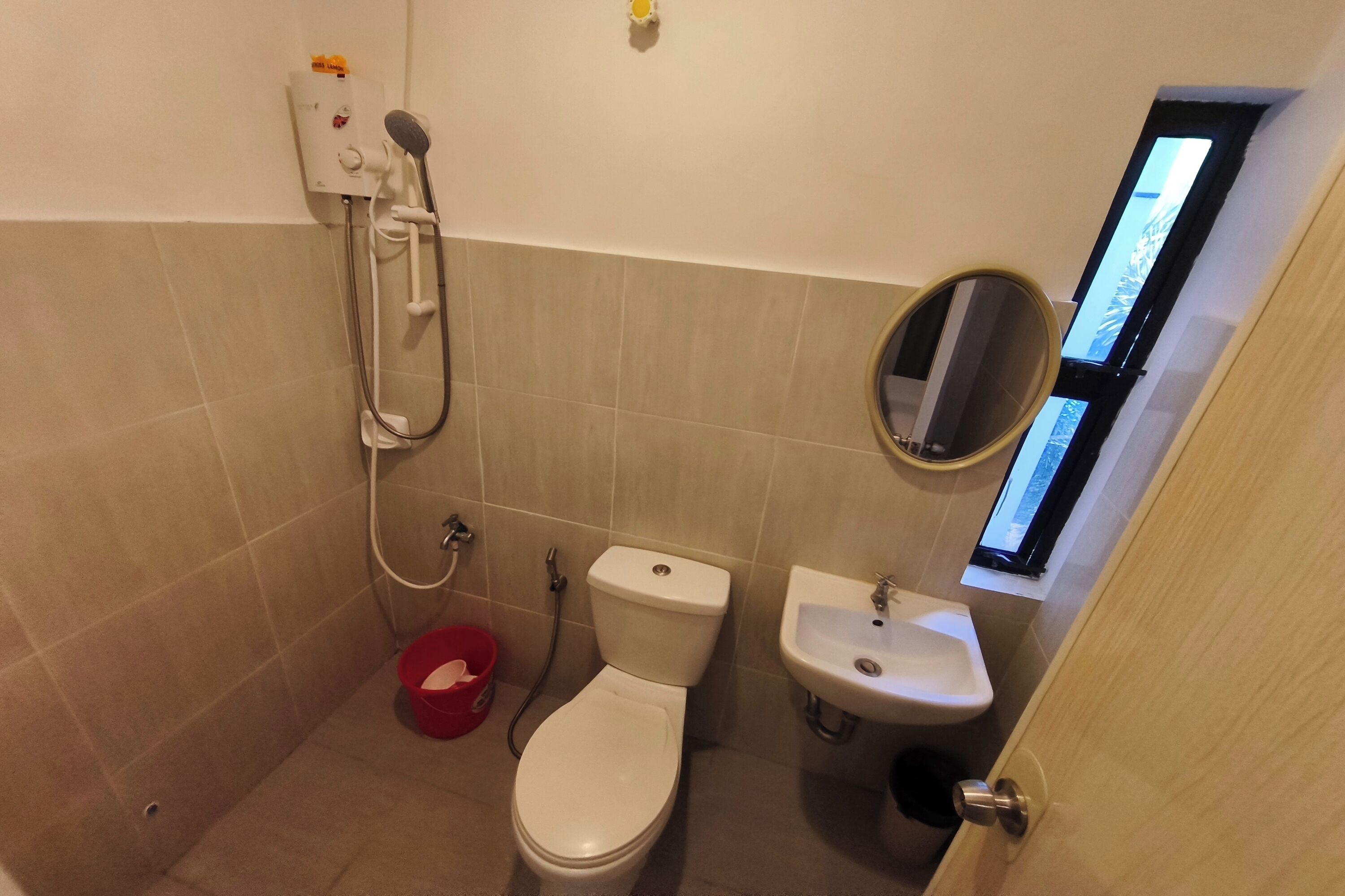 Un baño pequeño con inodoro, lavabo y ducha.