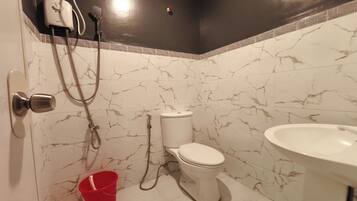 Habitació | Bany | Dutxa, tovalloles, sabó i xampú