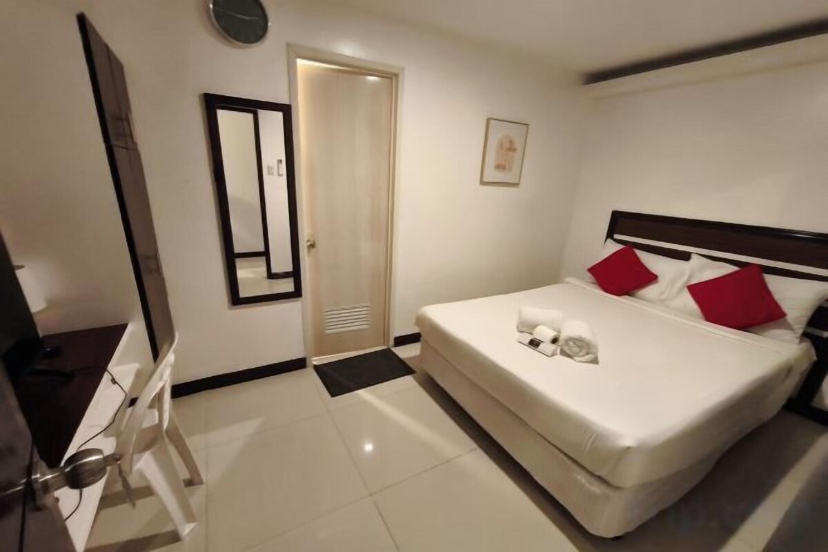 WiFi (free), bed sheets