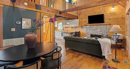 Luxury Cabin on 6 Acres w/ Mountain Views Near Nelson 151 & Wintergreen