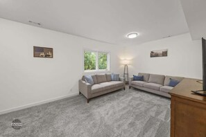 تلفزيون ذكي، مدفأة، كُتُب