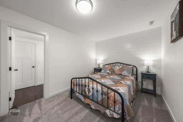 4 عدّة غرف نوم وسرير سفر وواي فاي وملاءات أسرّة