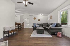 Smart-tv, een open haard en boeken