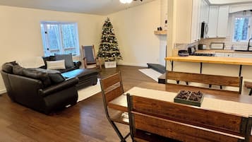 TV connectée, cheminée, livres