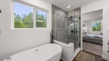 Een douche, handdoeken, toiletpapier