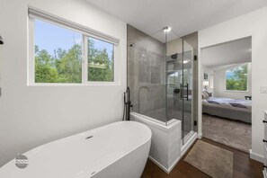 Een douche, handdoeken, toiletpapier