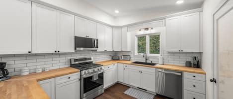 Réfrigérateur, four à micro-ondes, un four, surface de cuisson