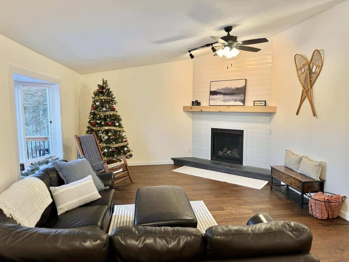 智能电视、壁炉、书