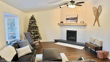 Smart-tv, een open haard en boeken