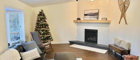 Älytelevisio, takka, kirjoja