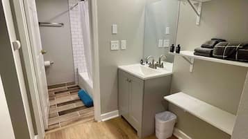 Douche, sĂšche-cheveux, serviettes fournies