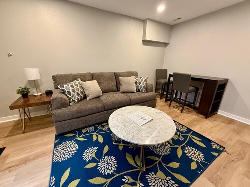 Centrally Located Apartment Near Aksarben Village!