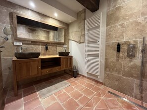 Executive-Suite, Talblick (2/4p-Terrasse-Saint-Clar) | Badezimmer | Haartrockner, Bademäntel, Handtücher, Seife