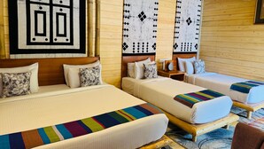Habitación cuádruple Deluxe | Sábanas de algodón egipcio y ropa de cama de alta calidad