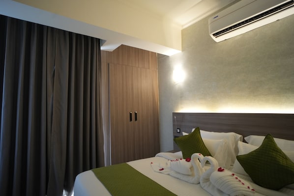 Studio Classique, balcon, vue ville | Coffres-forts dans les chambres, bureau