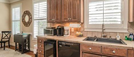 Réfrigérateur, four à micro-ondes, un four, lave-vaisselle