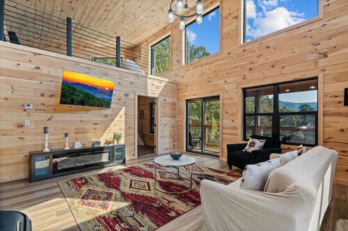 Little Bear Lodge-new & private 3BR lodge in Cosby, mini golf, hot tub mtn views
