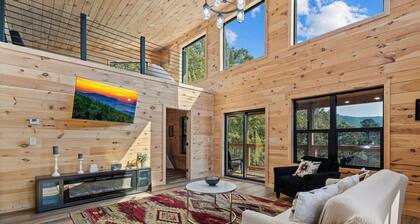 Little Bear Lodge-new & private 3BR lodge in Cosby, mini golf, hot tub mtn views