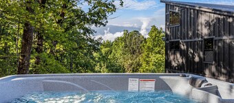 Little Bear Lodge-new & private 3BR lodge in Cosby, mini golf, hot tub mtn views