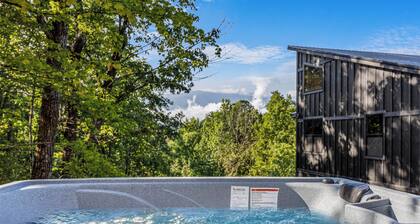 Little Bear Lodge-new & private 3BR lodge in Cosby, mini golf, hot tub mtn views