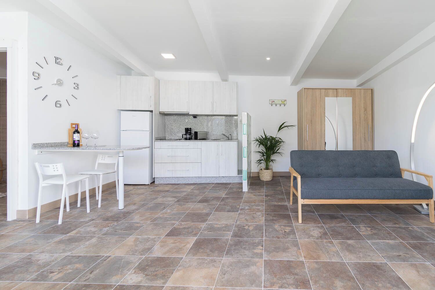 Bungalow clásico | Zona de estar | Televisión de pantalla plana de 32 pulgadas con canales por satélite