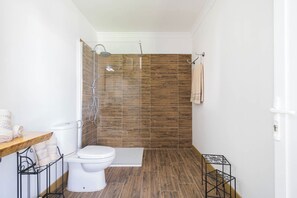 Bungalow Superior, pemandangan kebun | Kamar mandi | Shower, pengering rambut, handuk, dan tisu toilet