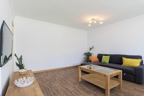 Superior Bungalow, Garden View | Living area | 32-inch flat-screen TV with satellite channels - Bungalows Lapahi (San Bartolomé de Tirajana)