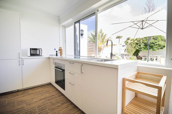 Refrigerador con freezer, microondas, placa de cocina, tostadora