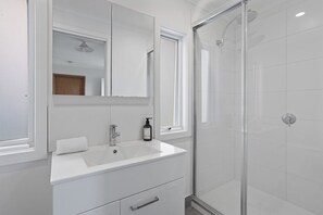 Dusche, Haartrockner, Handtücher
