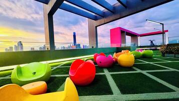 Apartamento conforto, 2 quartos, vista para a cidade | Terraço/pátio
